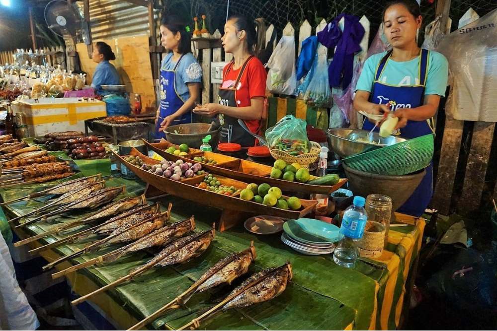 Stands de nourriture sur le marché au Laos